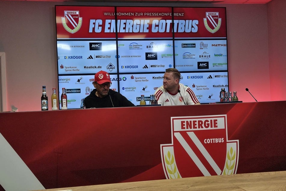 Pele Wollitz (61, l.) ließ sich auf der Pressekonferenz nicht in die Karten gucken.