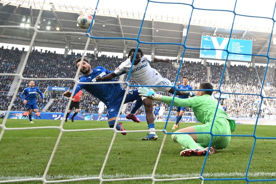 In Gemeinschaftsarbeit können Keeper Tjark Ernst (22, r.) und Deyovaisio Zeefuik (27, r.) gerade so noch ein Gegentor verhindern.