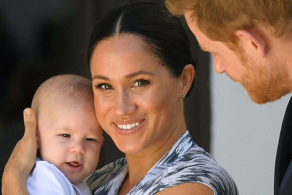 Archie (2), Herzogin Meaghan (40) und Prinz Harry (37) leben inzwischen nicht mehr in England.