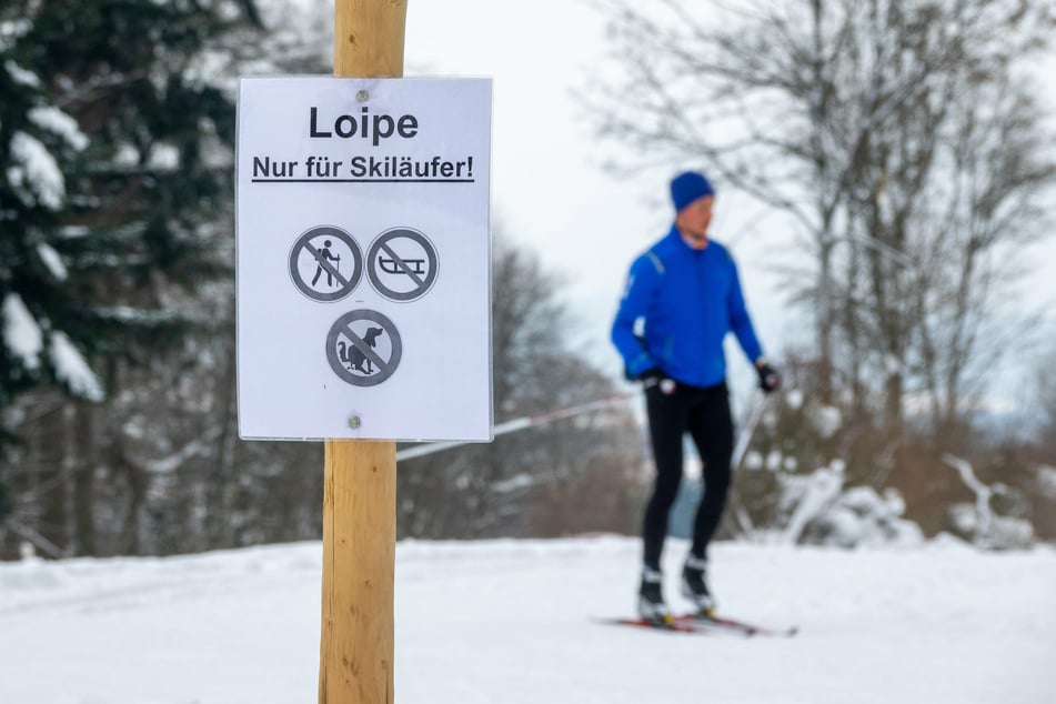 Üppiger Neuschnee und Schneeverwehungen haben im Erzgebirge und im Vogtland die Loipen für Skifahrer vielerorts unpassierbar gemacht. (Symbolbild)