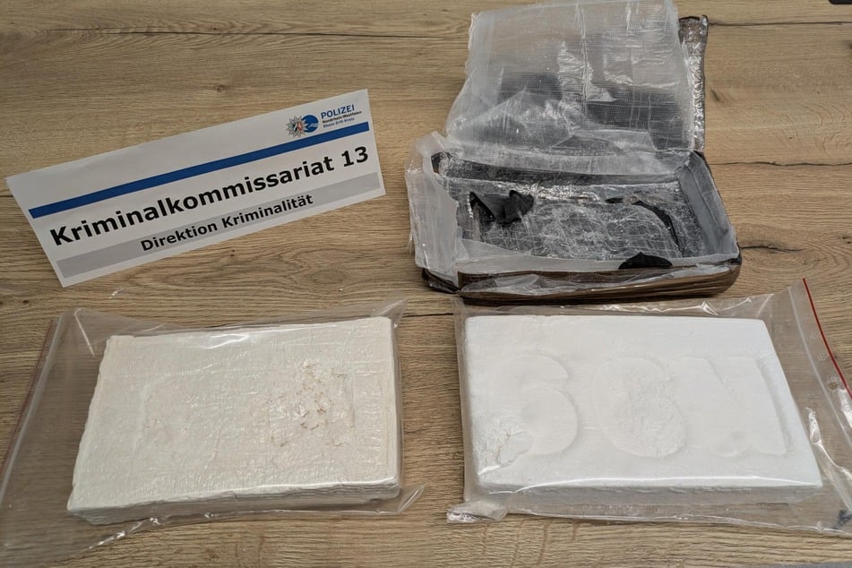 Die Beamten fanden in der Tasche des 45-Jährigen mutmaßliches Kokain, Bargeld und zwei Handys.