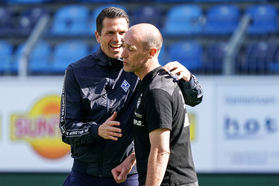 Waldhof-Trainer Patrick Glöckner (44,l.) strahlte nach dem Abpfiff, bei seinem Kollegen Joe Enochs (49) sah die Gemütslage natürlich ein wenig anders aus.