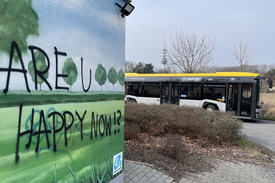 "Are U Happy Now?" prangt an der Ladestation in Holzhausen.