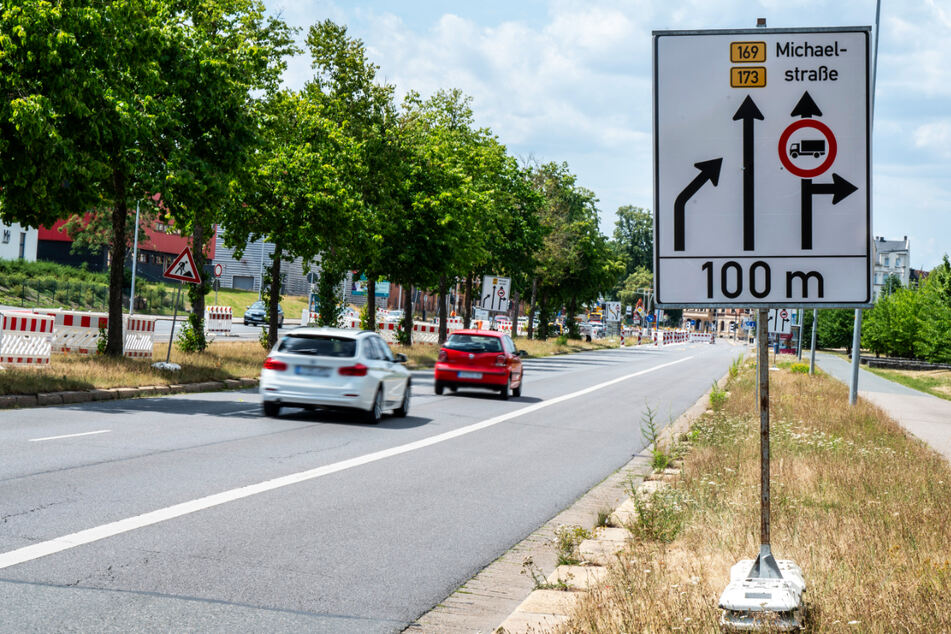 Die Aufschriften "Links: Nauszu" (stadtauswärts) und "Geradeaus: "Neizu (stadteinwärts) würden sicher mehr Autofahrer verstehen als diese Schilder.