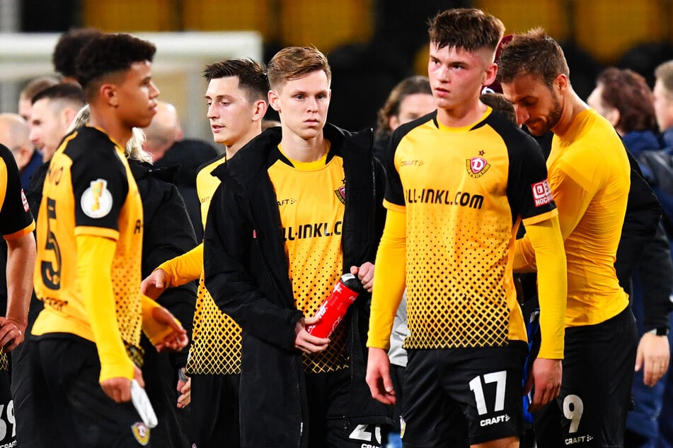 Maximilian Großer (19, vorne, Nr. 17) fehlt Dynamo Dresden nach einer Knieoperation erst einmal.