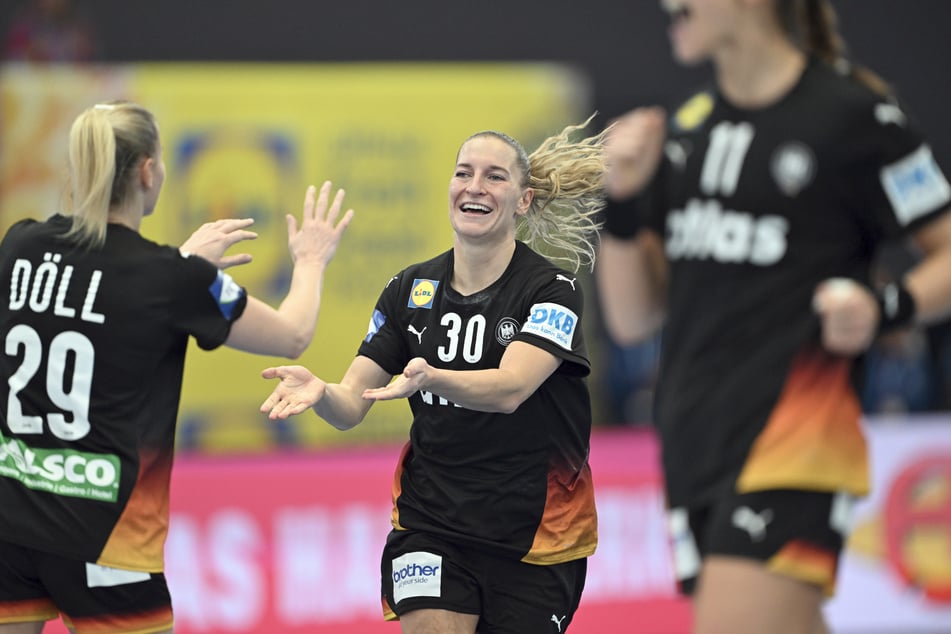 Antje Döll (37, l.) und Jenny Behrend (29) hatten allen Grund zur Freude. Erstmals seit 2007 haben die deutschen Handballerinnen das Halbfinale einer WM erreicht.