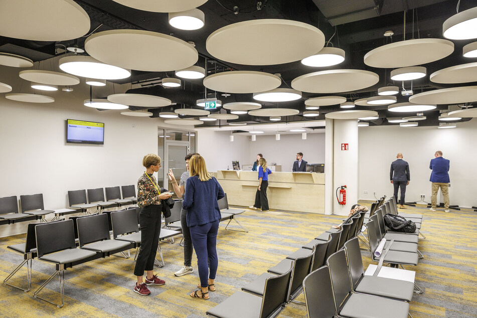 Der neue Wartebereich mit Teppich und schönen Lampen.