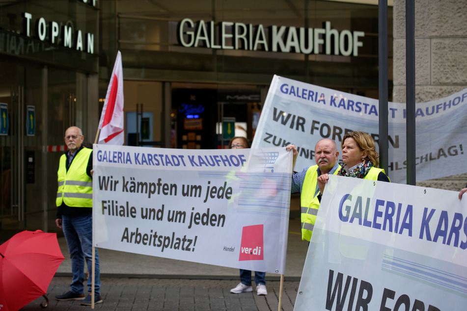 Die Demonstranten vor der Kaufhoffiliale in der Innenstadt in Köln am Dienstag.