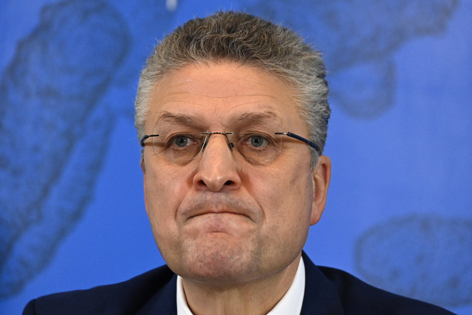 Lothar Wieler (59), Präsident des Robert Koch-Instituts (RKI). In Deutschland haben die Gesundheitsämter dem Robert Koch-Institut (RKI) binnen 24 Stunden 410 neue Todesfälle im Zusammenhang mit dem Coronavirus gemeldet.