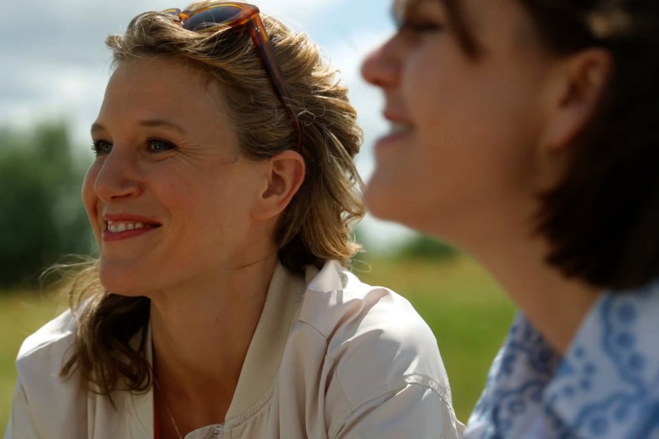 Jess (r.) spürt erstmals die Folgen ihrer Schwangerschaft und lernt Lou dadurch besser kennen.