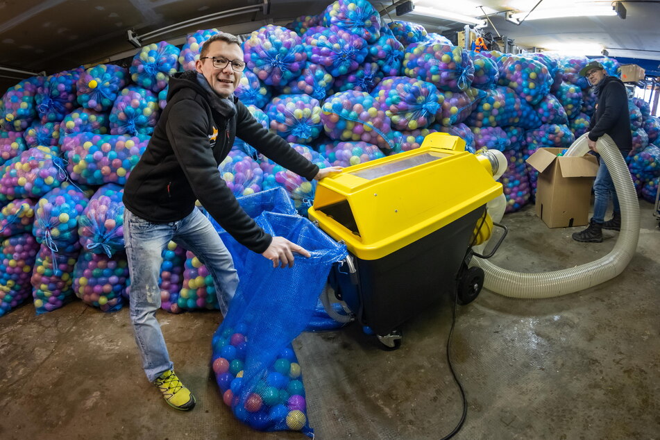 Putzen wie am Fließband: Die Spezialwaschmaschine verlassen am Waschtag 65.000 Bälle porentief rein.