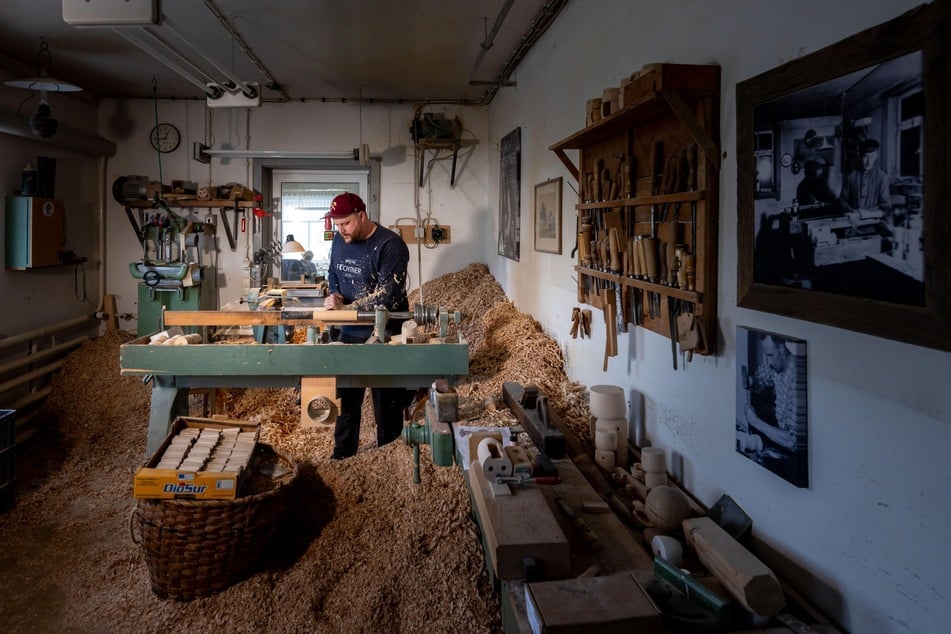 Holzspielmacher Markus Füchtner (45) drechselt einen Rohling in der Werkstatt.