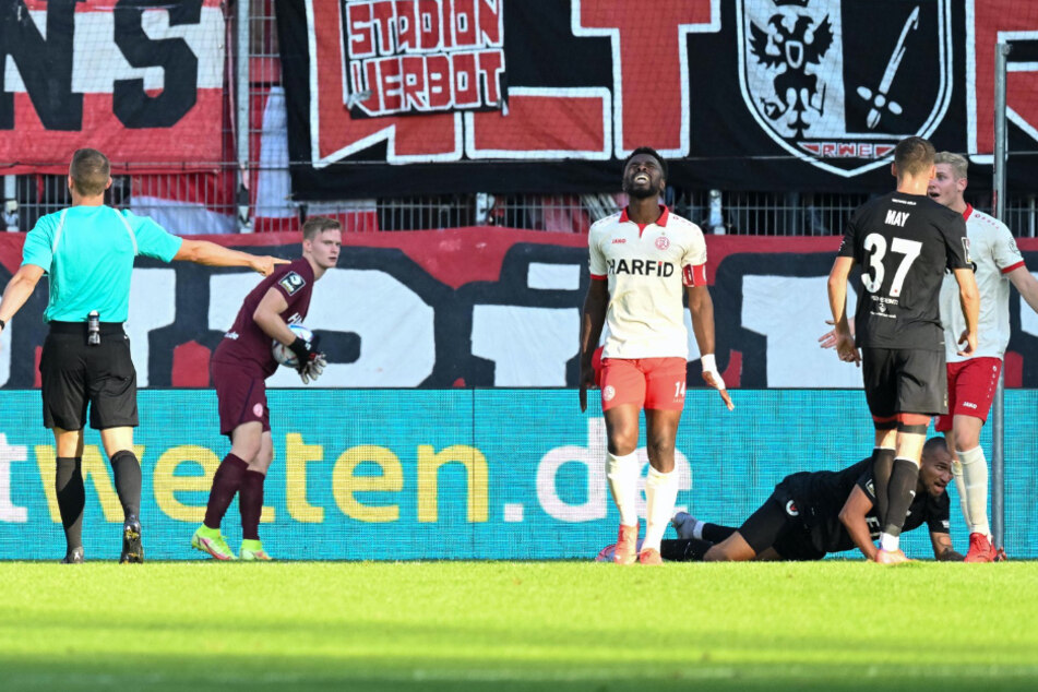 RWE-Kapitän Daniel Heber (3.v.l.) erlebte gegen den FC Viktoria Köln keinen guten Tag und verschuldete den Elfmeter zum 0:2.