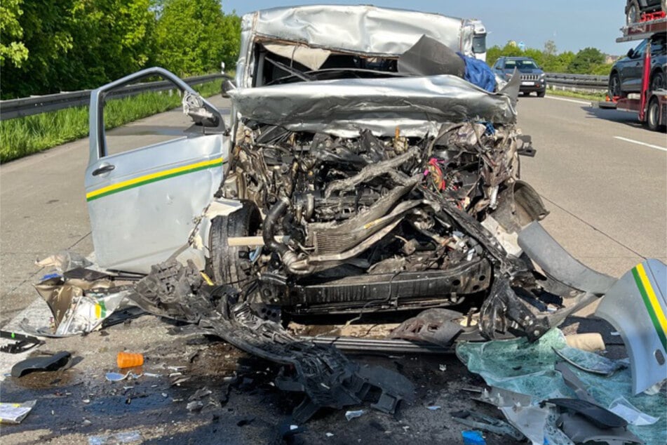 Unfall A2: Sperrung auf A2 nach schwerem Unfall: Transporter rast in Stauende