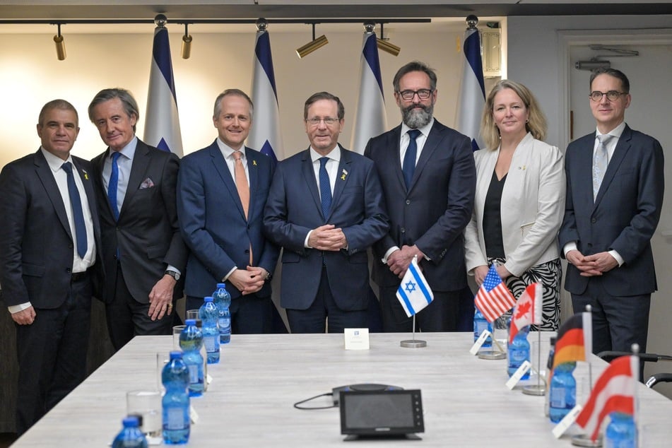 Der israelische Staatspräsident Izchak Herzog (64, M.) trifft Israels Geiselbeauftragten Gal Hirsch (l.) und internationale Krisenbeauftragte, darunter den Deutschen Jens Jokisch (r.), den Krisenbeauftragten des Auswärtigen Amts.