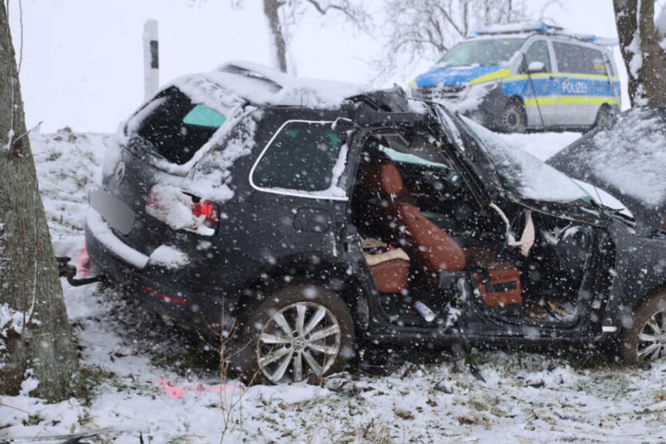 Auto rutscht von Straße und kracht gegen Baum: Beifahrer (†81) wird eingeklemmt und stirbt