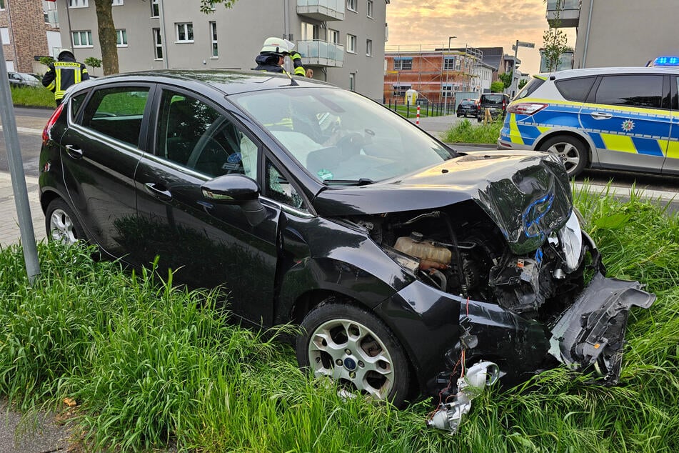 Wegen eines plötzlichen Bremsmanövers reagierte ein Fahrer in Baesweiler am Donnerstag zu spät und fuhr einer anderen Autofahrerin hinten auf.