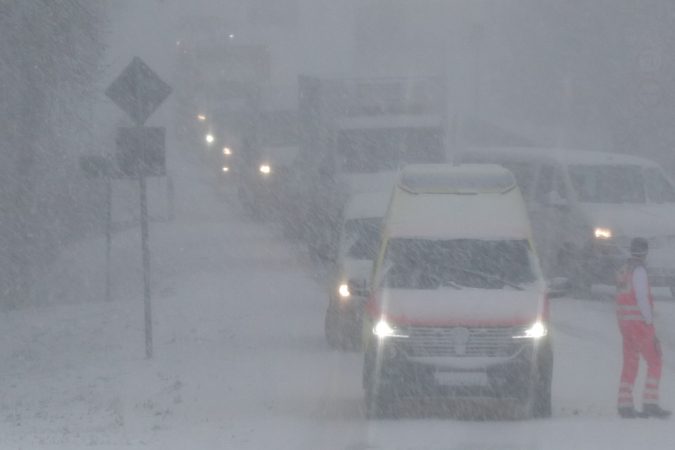 Ein dichtes Schneetreiben sorgte am Freitagmorgen für Chaos auf Sachsens Straßen.