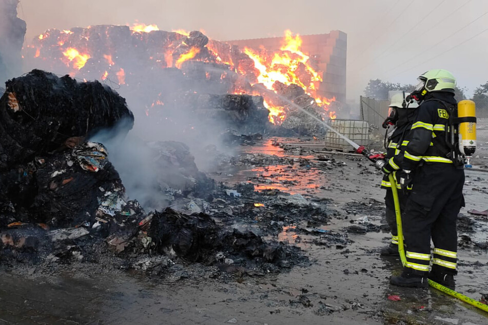 Feuer in Papierfabrik brennt seit 5 Tagen! Brandursache steht jetzt fest
