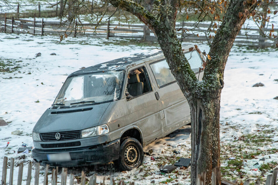 Ein VW-Transporter überschlug sich am Freitagnachmittag im Erzgebirge.