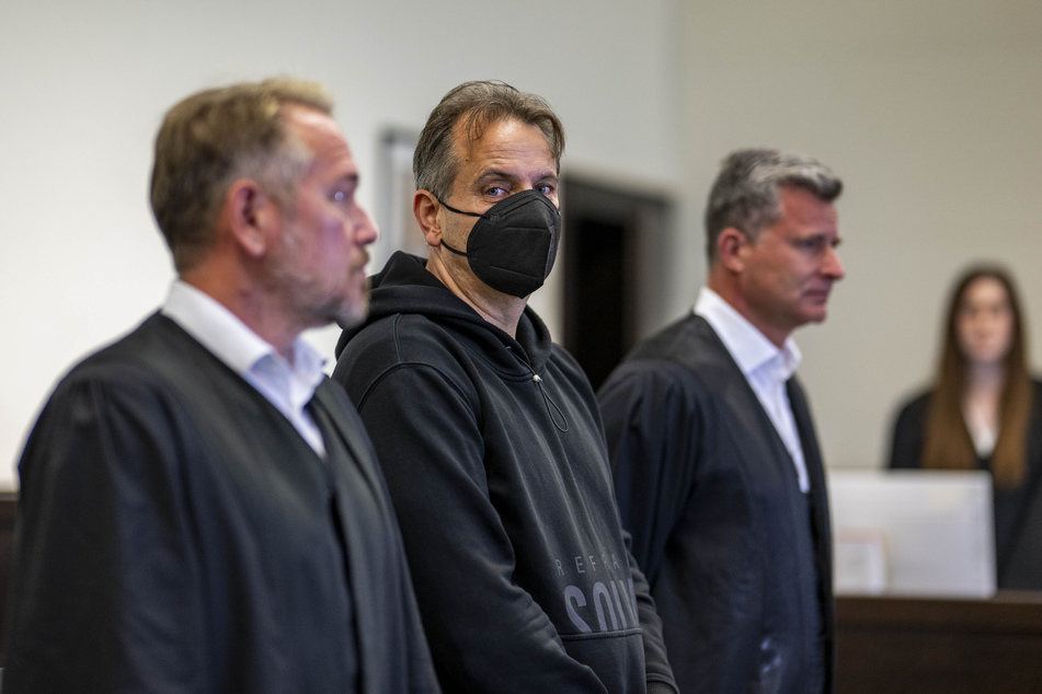 Das Gericht in Paderborn prüft, ob gegen den verurteilten Täter Wilfried W. (2.v.l.) nachträglich eine Sicherungsverwahrung verhängt werden muss.