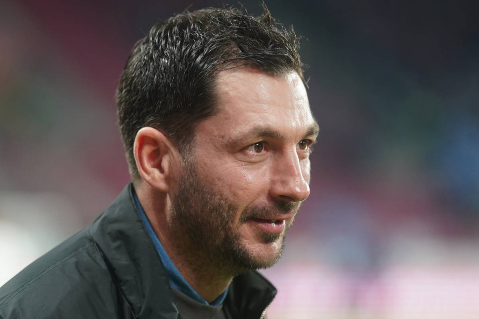 Hertha-Coach Sandro Schwarz (43) sieht seine Mannschaft nach dem schwachen Saisonstart gefestigt.