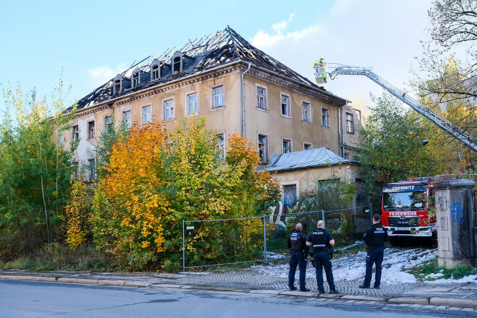 Am Donnerstagmittag musste die Feuerwehr erneut zu der Brandruine fahren, Glutnester waren wieder aufgeflammt.
