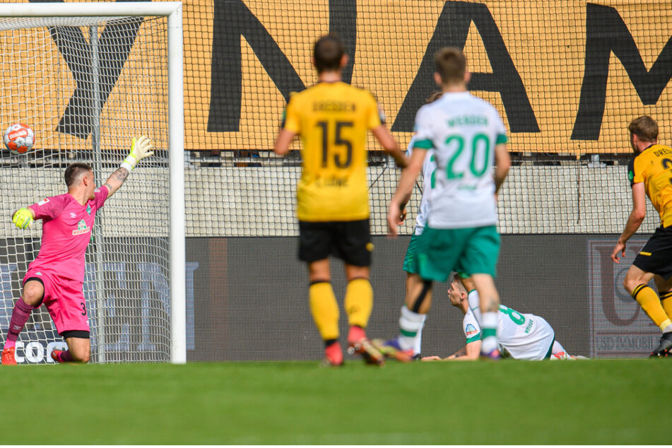 Christoph Daferner (r.), donnert die Kugel über Mitchel Weiser zum 2:0 in die Maschen.