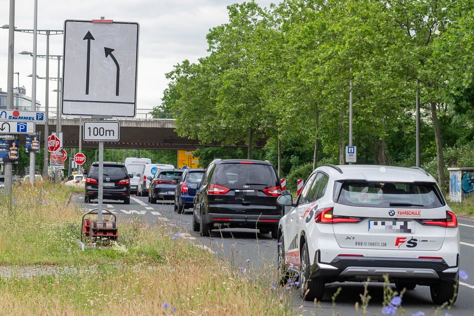 Wegen der Not-Arbeiten unter der Brücke müssen Autofahrer in Richtung World Trade Center mit einer Spur weniger auskommen.