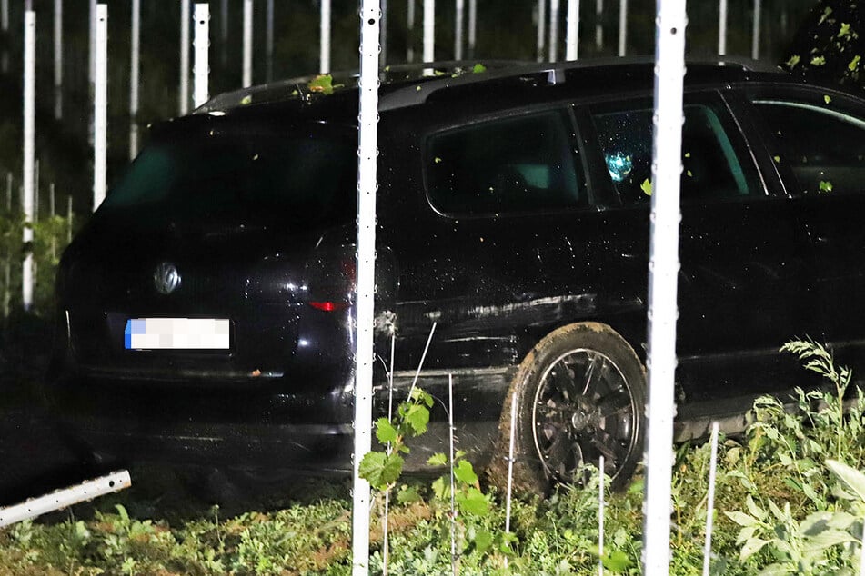Ein VW krachte am späten Mittwochabend in einen Weinberg neben der B271 westlich von Worms - der Fahrer wurde schwer verletzt, war er betrunken?