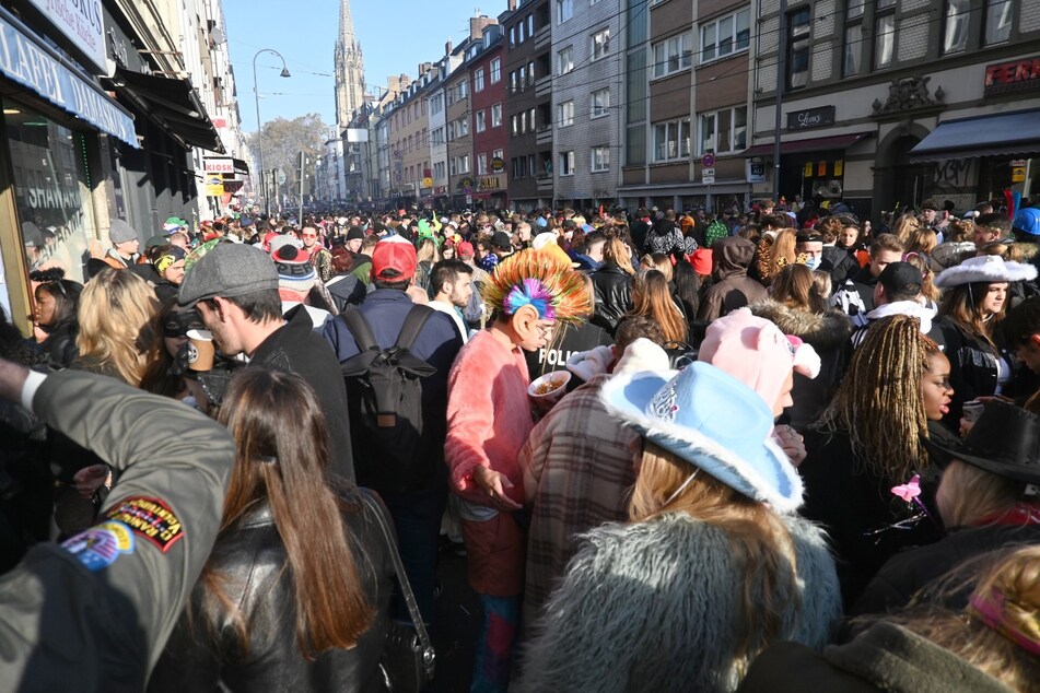 Menschenmassen auf der Kölner Zülpicher Straße am 11.11.2021.