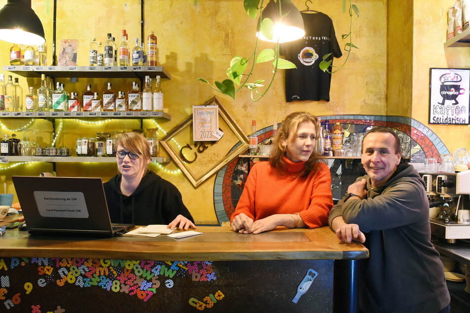 Im Cafe des Hostels steht der im vorigen Jahr noch obdachlose 51-jährige Ralf Mertes (r) mit der Mitarbeiterin Stefanie Koch am Tresen.