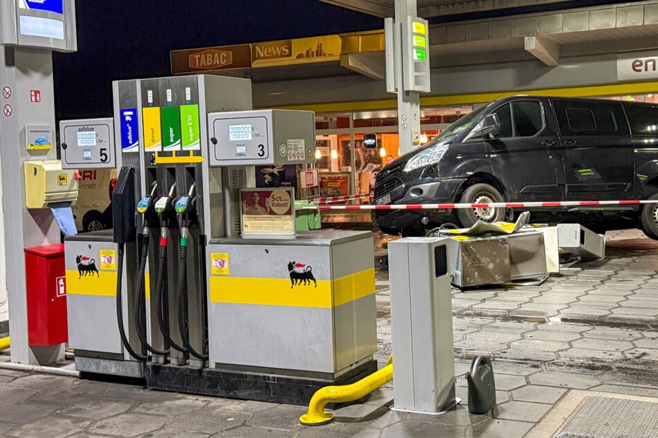 In Tankstelle gekracht: Transporter reißt Zapfsäule aus Verankerung