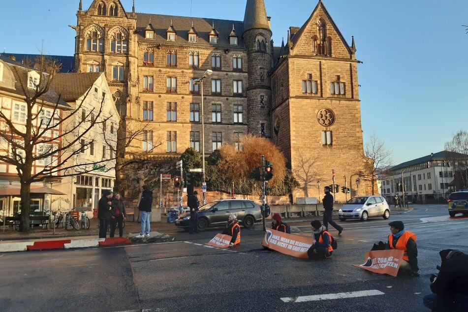 Am Montagmorgen blockierten die vier Klimaaktivisten den Rudolphsplatz in Marburg.