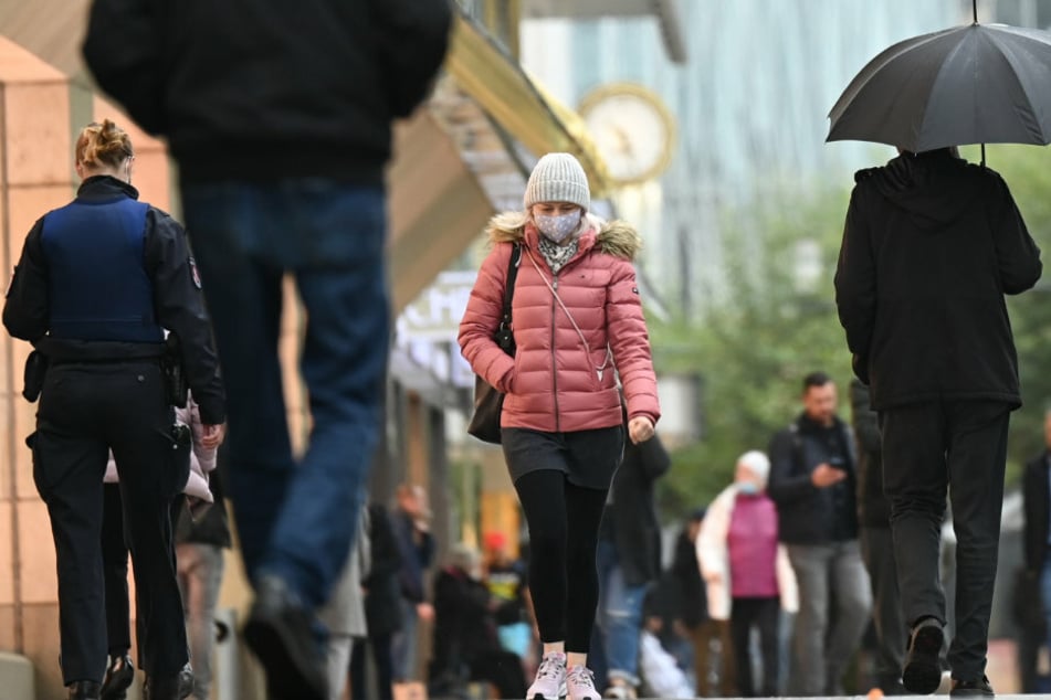 Eine Einkaufsmeile in Frankfurt. Das RKI vermeldete am Mittwoch einen Rekord der Corna-Neuinfektionen.