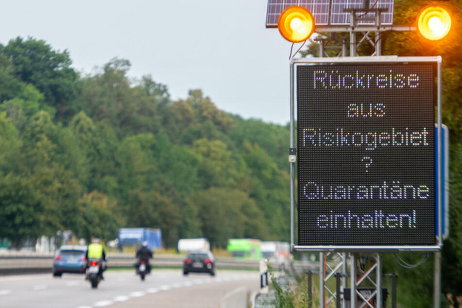 Für Reiserückkehrer aus Risikogebieten gilt eine strenge Quarantänepflicht. (Archiv)