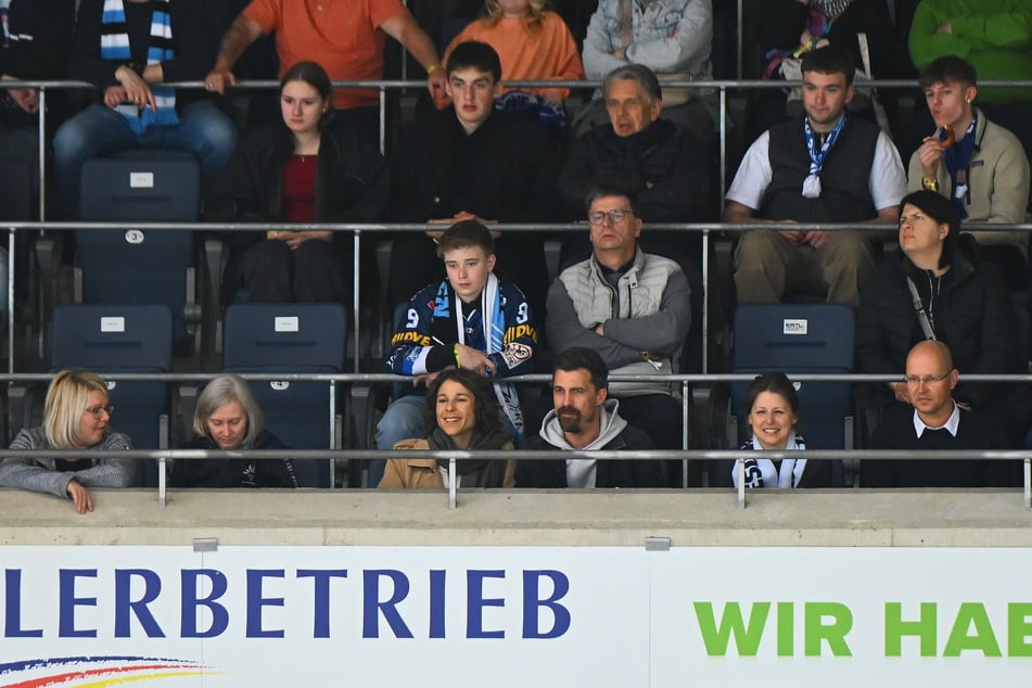 Dynamo-Trainer Thomas Stamm (3.v.r.) sah den Halbfinaleinzug der Löwen am Sonntag live in der Arena.