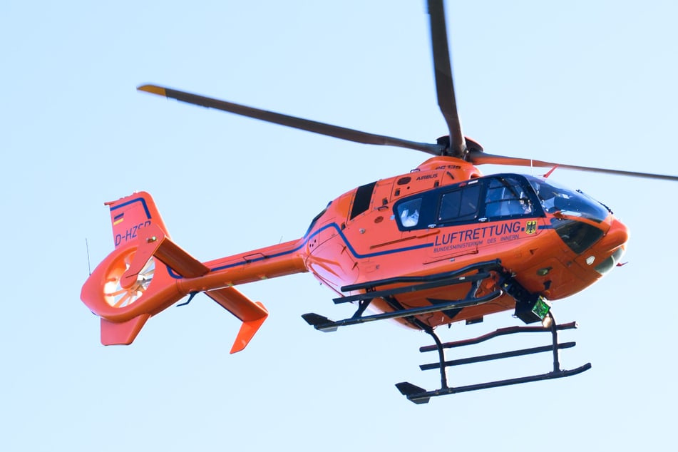 Ein Hubschrauber brachte den verletzten Mann ins Krankenhaus. (Symbolbild)