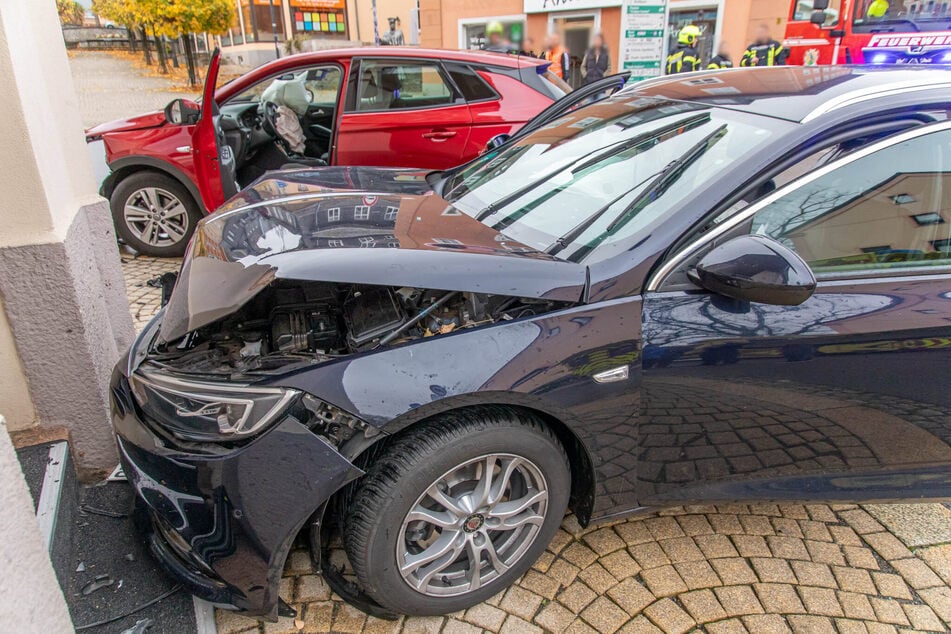 Beide Opel mussten abgeschleppt werden.