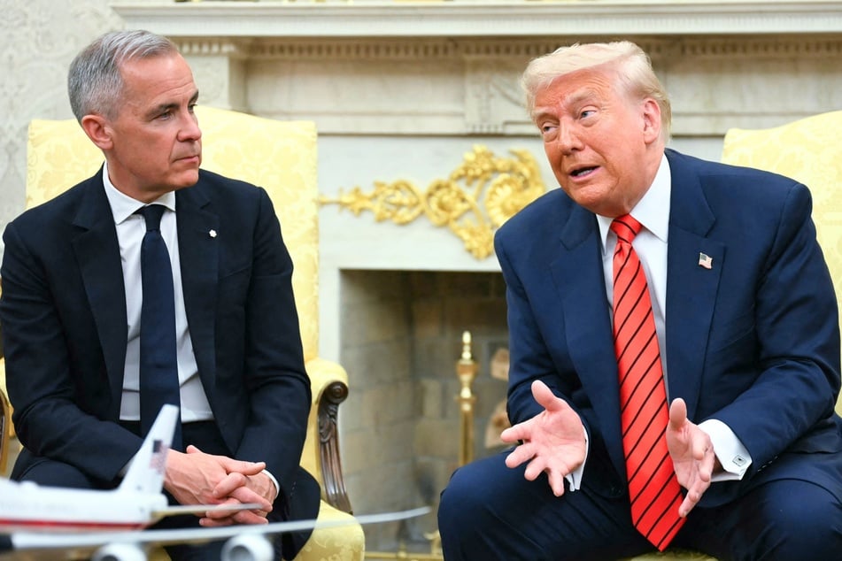 During a recent meeting with Prime Minister Mark Carney, President Donald Trump (r.) insisted annexing Canada was possible after being told repeatedly it's not.