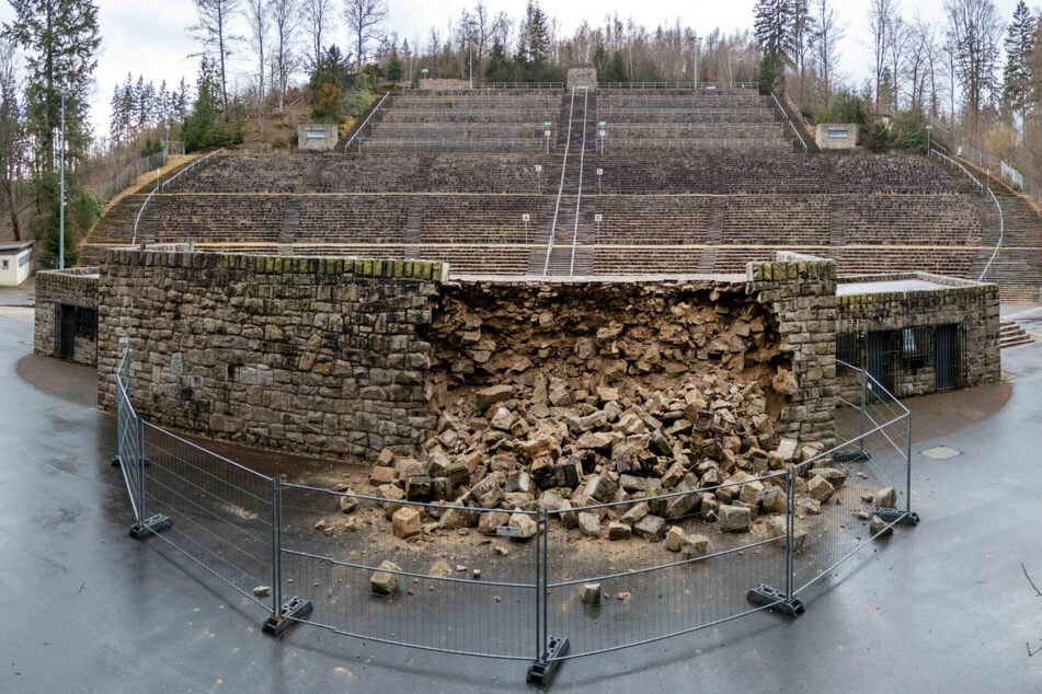 Der Steinhaufen wurde mit einem Bauzaun abgesperrt.