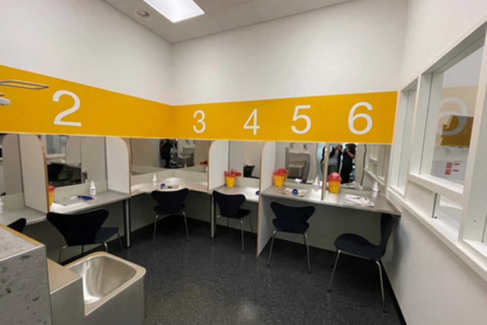 Ähnlich wie in diesem Drogenkonsumraum am Neumarkt in Köln stellt auch das neue Hilfsangebot in Köln-Kalk zwei hygienisch ausgestattete Konsumräume zur Verfügung.