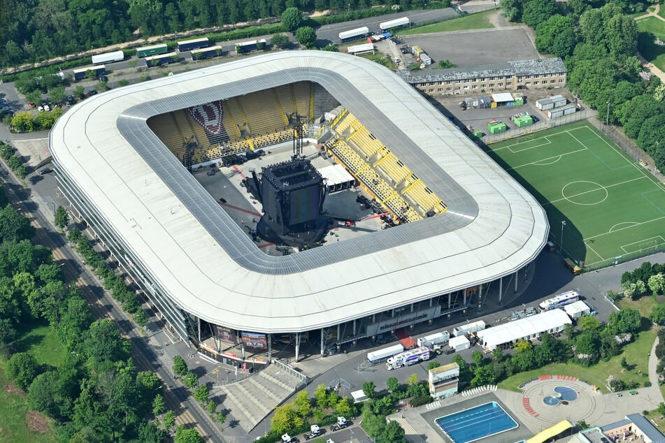 Blick von oben aufs Rudolf-Harbig-Stadion: Hier wird derzeit die Bühne für den Tourauftakt von Helene Fischer aufgebaut.