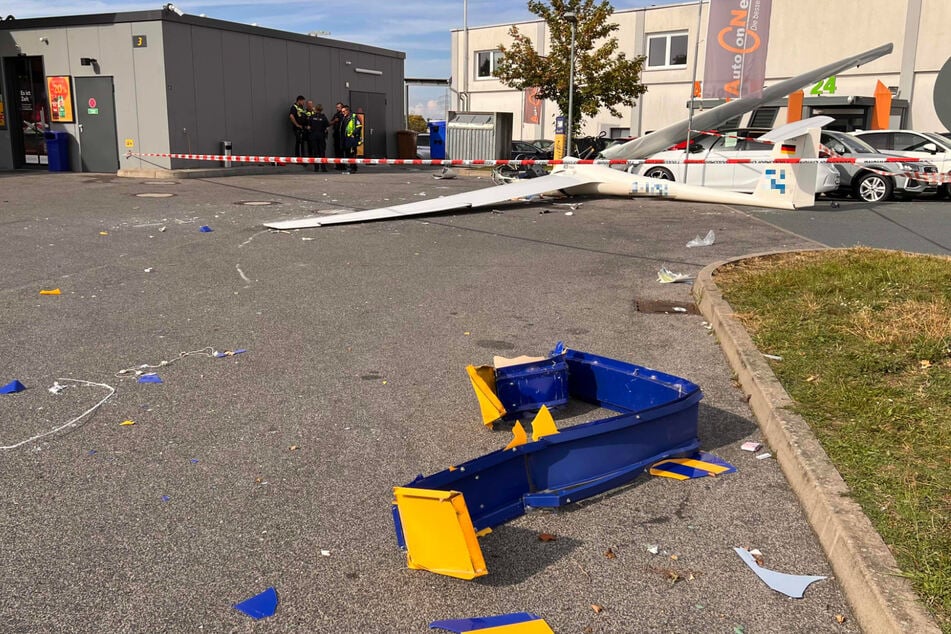 Das Flugzeug stürzte auf dem Gelände einer Tankstelle ab.