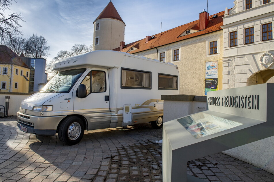 Der Freiberger Schlosshof lädt Wohnmobile zum Dinner.