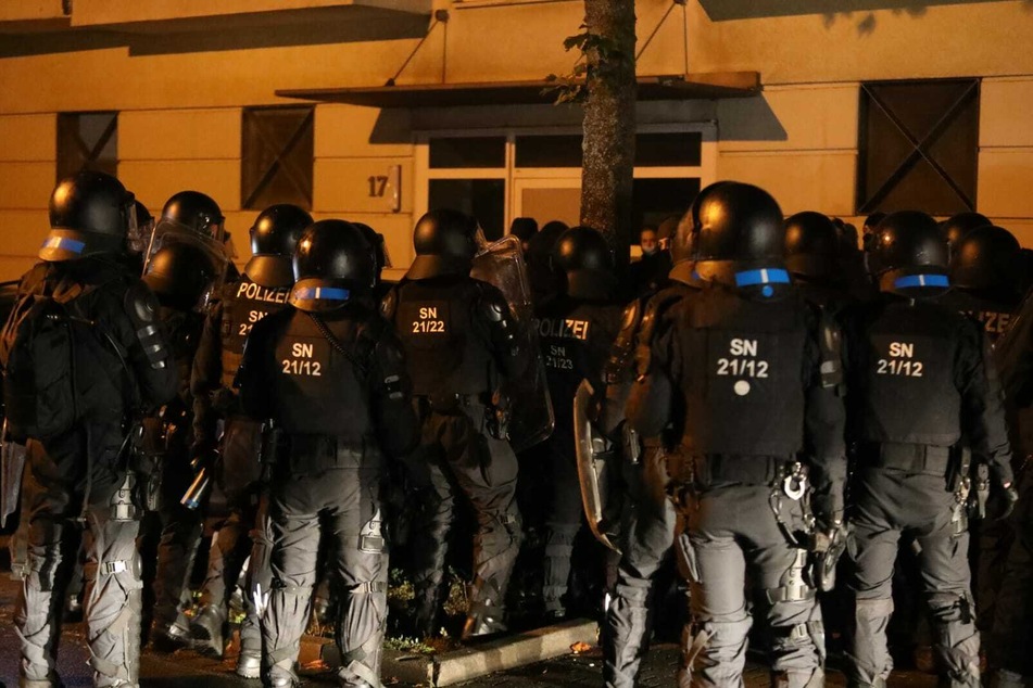 Die Einsatzkräfte der Polizei setzten einige Demonstranten fest.