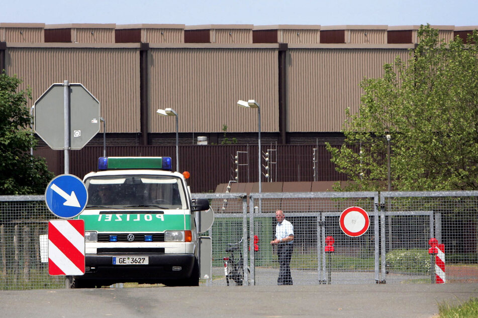 Ein Polizeiwagen steht vor dem Brennelemente-Zwischenlager in Ahaus. Schwach- und mittelradioaktive Abfälle dürfen im Zwischenlager Ahaus bis Ende 2057 gelagert werden.