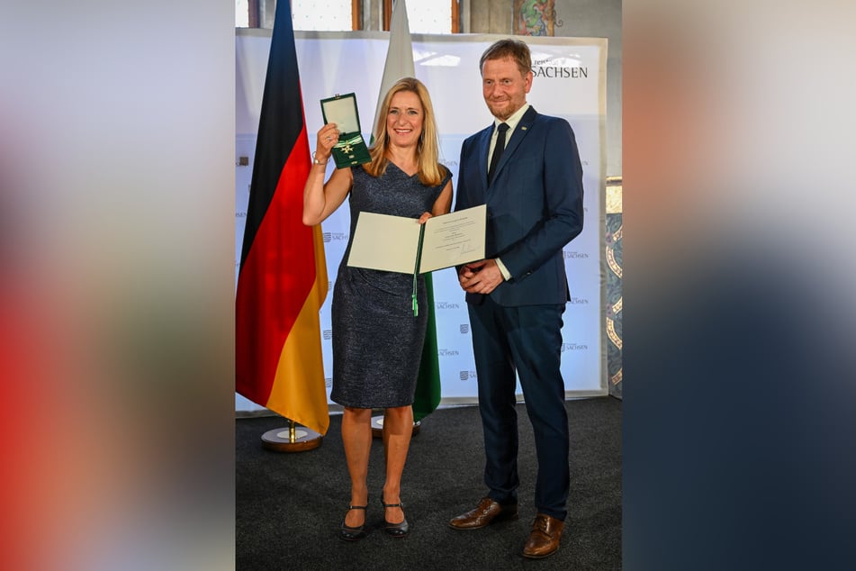 Stolz zeigte Stefanie Hertel (46) ihren Orden den Fotografen. Michael Kretschmer (51, CDU) hatte zuvor in seiner Rede das soziale Engagement der Ausnahmekünstlerin gewürdigt.
