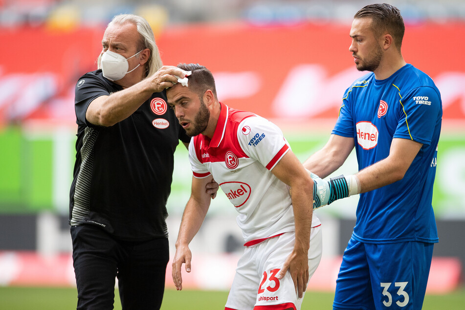 Düsseldorfs Mannschaftsarzt Ulf Becker im Einsatz.
