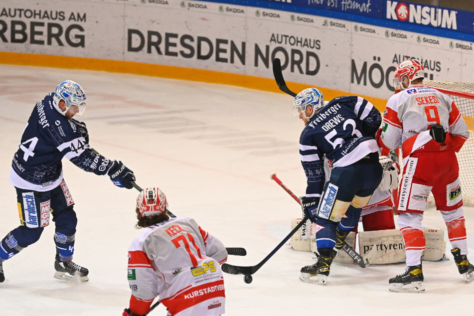 Bei seinem zweiten Spiel für die Eislöwen traf Jannis Kälble (20, l.) gleich zum ersten Mal. Jetzt soll er für die Eispiraten Crimmitschau auf Torejagd gehen.